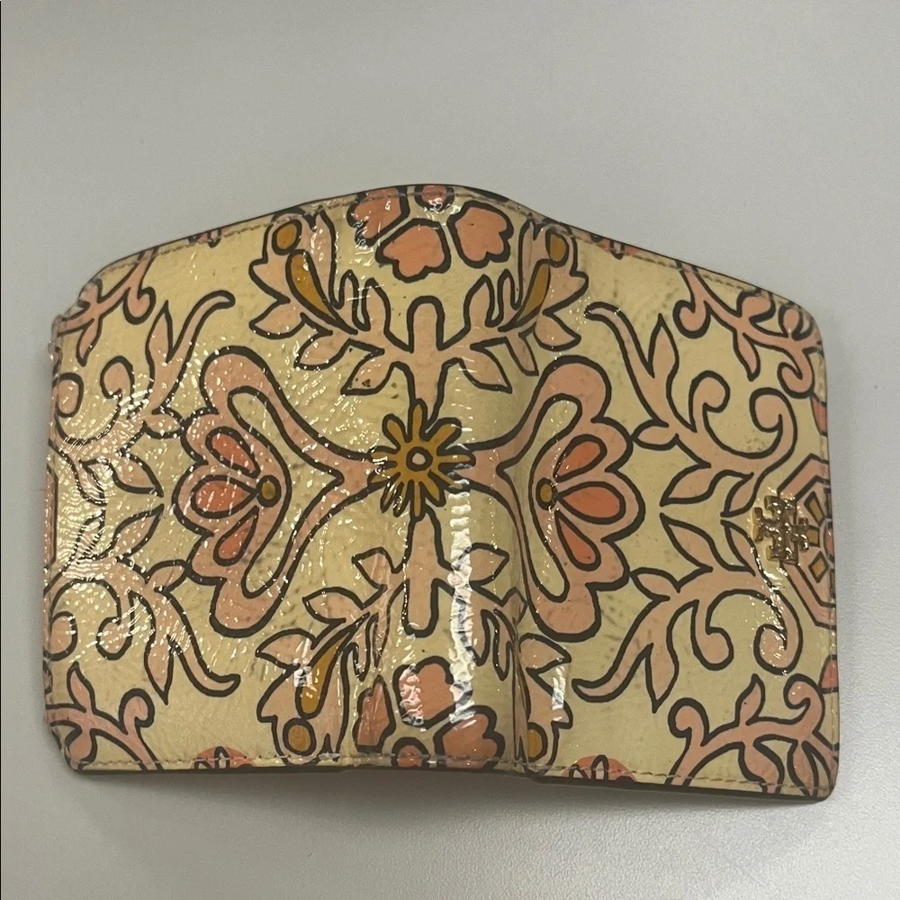 Tory Burch Floral Patterned Wallet in Cream and Peach